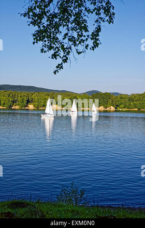 Trois yacht bateaux naviguant sur le lac de Solina dans le Parc National de Bieszczady, réflexions visible sur eau bleu clair.Sport et loisirs Banque D'Images