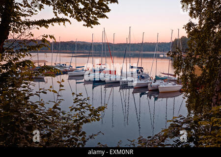 Incroyable coucher du soleil à bay bateaux à voile sur le lac de Solina dans le Parc National de Bieszczady, yachts réflexions visible sur l'eau bleue. Banque D'Images