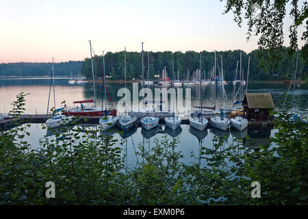 Incroyable coucher du soleil à bay bateaux à voile sur le lac de Solina dans le Parc National de Bieszczady, yachts réflexions visible sur l'eau bleue. Banque D'Images