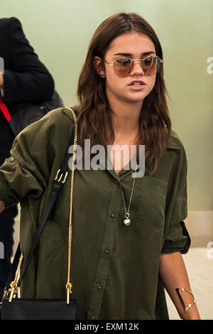 Actrice, chanteuse et auteur-compositeur Maia Mitchell arrive à l'Aéroport International de Narita, le 15 juillet 2015, Narita, au Japon. Maia est au Japon pour promouvoir Disney Channel Original Movie ''Teen Beach 2, '' qui sera diffusé le 25 juillet. Elle assistera à une première projection/ventilateur sur l'événement du 18 juillet à Tokyo. (Rodrigo Reyes Marin/AFLO) Banque D'Images