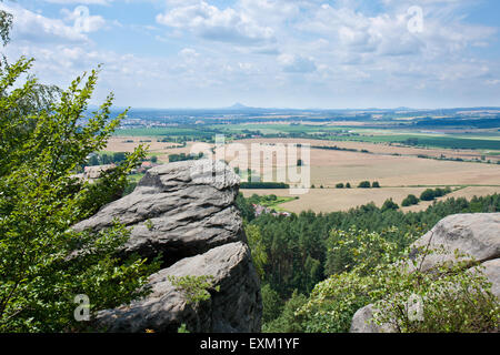 Vue aérienne de la plaine plaine tchèque depuis les rochers du Paradis tchèque (Cesky Raj) Banque D'Images