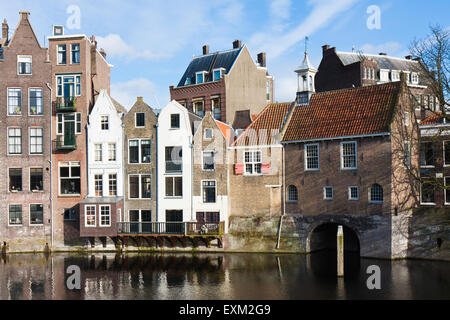 Paysage urbain historique le long d'un canal dans Delfshaven, district de Rotterdam, Pays-Bas Banque D'Images