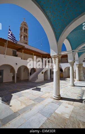 Cour du monastère dans la ville de Hydra Banque D'Images