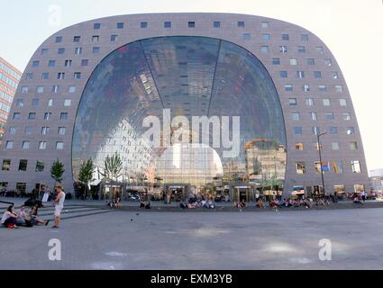 Extérieur de la Rotterdamse Markthal (Halle) à Rotterdam Blaak square. Design by MVRDV Architects (2014) - image assemblée Banque D'Images