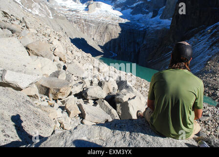 Au repos et à l'homme au niveau de la vue à la suite d'une longue randonnée aux trois tours, Parc National Torres del Paine, Chili Banque D'Images