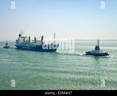 Cargo remorqué dans le port de Portsmouth. Banque D'Images