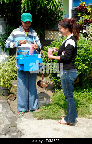 Vendeur de rue vendant de la barbe à papa dans un village rural près de Malang, Indonésie java Banque D'Images