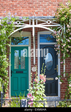 Deux portes avant adjacentes de cottages en terrasses à Emsworth, Hampshire, Royaume-Uni en juillet - concept de voisins Banque D'Images