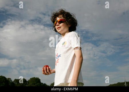 Cathal Uttley un jeune membre de l'académie de cricket Michael Vaughan, Sheffield, Yorkshire. Banque D'Images