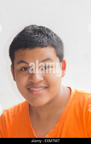 Closeup portrait of Asian man smiling happy teen thaï dans appareil photo sur fond blanc Banque D'Images