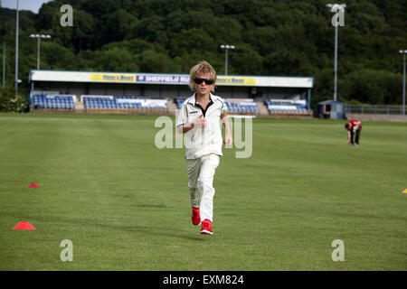 Club de Cricket de Sheffield Michael Vaughan cricket academy Rafy Sharpe (8,5 ans) Banque D'Images