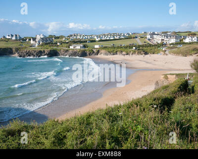 Une vue panoramique de la baie de Treyarnon Cornwall une station balnéaire populaire sur la côte nord en été Banque D'Images