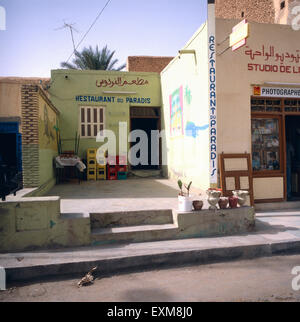 Ein Reise zur Oase Tozeur in der Region Bled el Djerid, Tunesien 1970 er Jahre. Un voyage à oasis Tozeur dans la région de Bled el Djerid, la Tunisie des années 70. Banque D'Images