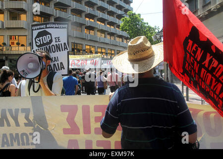 Athènes, Grèce. 15 juillet, 2015. Les manifestants participent à une manifestation contre le nouveau paquet de mesures d'austérité à Athènes, Grèce, le 15 juillet 2015. Credit : Marios Lolos/Xinhua/Alamy Live News Banque D'Images
