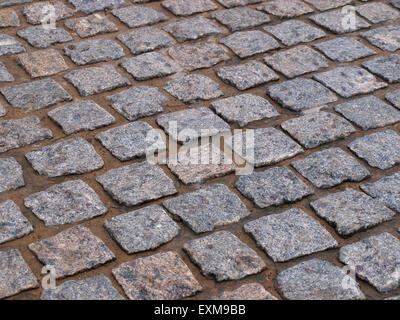 Vieux chemin pavé de carreaux de granit rugueux le petit Banque D'Images