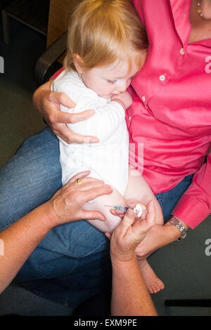 La vaccination ROR etc / / / de la commission paritaire de l'inoculation d'une seringue dans un un an / 12 13 13 12 mois bébé / cuisse jambe. Banque D'Images