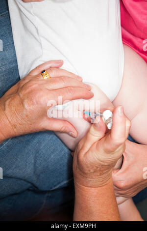 La vaccination ROR etc / / / de la commission paritaire de l'inoculation d'une seringue dans un un an / 12 13 13 12 mois bébé / cuisse jambe. Banque D'Images