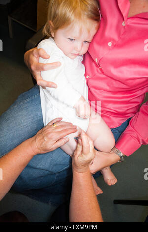 La vaccination ROR etc / / / de la commission paritaire de l'inoculation d'une seringue dans un un an / 12 13 13 12 mois bébé / cuisse jambe. Banque D'Images