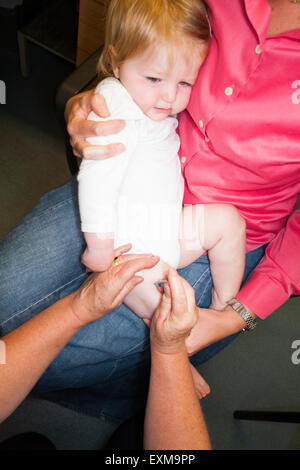 La vaccination ROR etc / / / de la commission paritaire de l'inoculation d'une seringue dans un un an / 12 13 13 12 mois bébé / cuisse jambe. Banque D'Images
