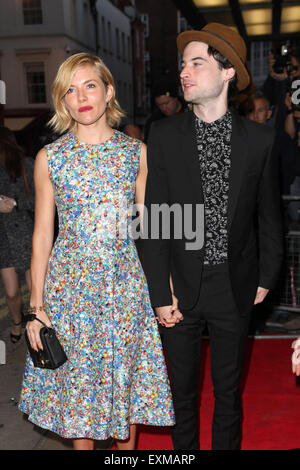 Sienna Miller et Tom Sturridge arrivant pour l'Effie Gray premiere, le Curzon Mayfair, Londres. 05/10/2014 Banque D'Images