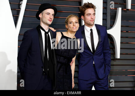 Beverly Hills, Californie. Feb 22, 2015. Tom Sturridge, Sienna Miller, Robert Pattinson participant à la Vanity Fair Oscar Party 2015 le 22 février 2015 à Beverly Hills, Californie. © dpa/Alamy Live News Banque D'Images