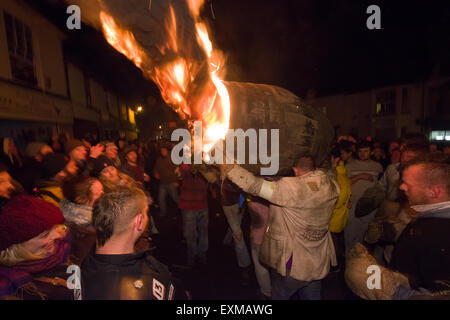 Grand men's barrel en cours au travers des foules sur la place pour marquer le Bonfire Night, 5 novembre, à la tar de barils festival, Honiton, Devon, Angleterre Banque D'Images