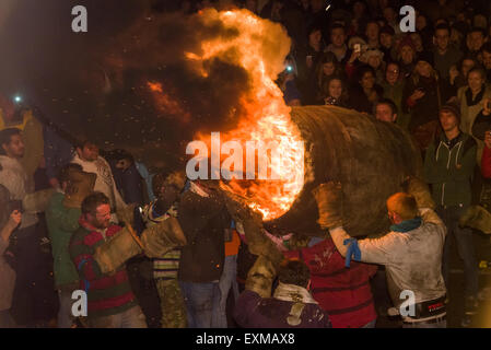 Grand men's barrel en cours au travers des foules sur la place pour marquer le Bonfire Night, 5 novembre, à la tar de barils festival, Honiton, Devon, Angleterre Banque D'Images