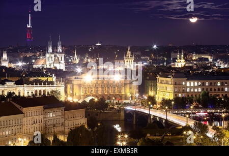 La ville de Prague de nuit à la pleine lune. Banque D'Images