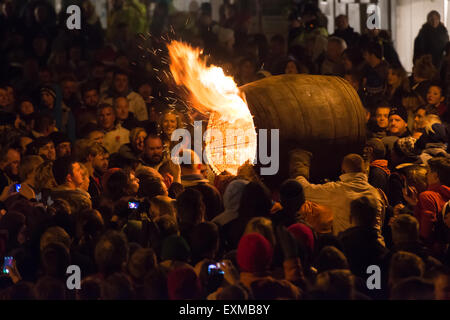 Grand men's barrel en cours au travers des foules sur la place pour marquer le Bonfire Night, 5 novembre, à la tar de barils festival, Honiton, Devon, Angleterre Banque D'Images