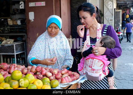 L'achat de fruits frais jambu femelle à partir d'un décrochage des vendeurs en Indonésie java solo Banque D'Images