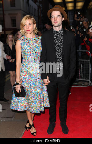 Sienna Miller et Tom Sturridge arrivant pour l'Effie Gray premiere, le Curzon Mayfair, Londres. 05/10/2014 Banque D'Images