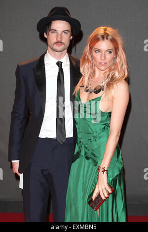 Sienna Miller et Tom Sturridge arrivant pour la British Fashion Awards 2013, au London Coliseum, Londres. 02/12/2013 Banque D'Images