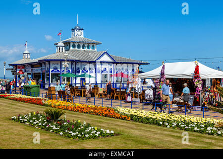 Les pelouses sur front de mer d'Eastbourne et Eastbourne Pier, Entrée, Sussex, UK Banque D'Images