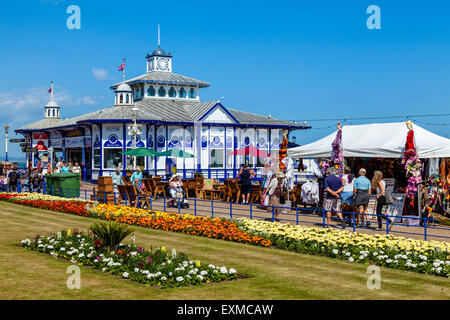 Les pelouses sur front de mer d'Eastbourne et Eastbourne Pier, Entrée, Sussex, UK Banque D'Images