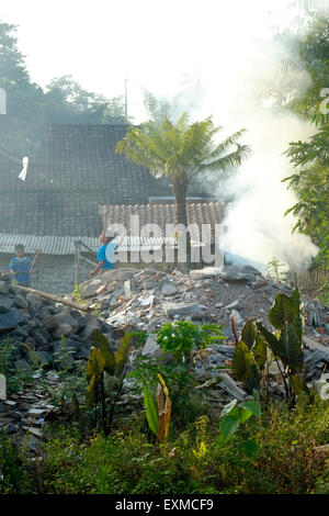 Une épaisse fumée d'un feu de joie sur la pollution de l'air par le sol des déchets dans un village de java indonésie Banque D'Images