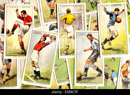 Cartes de cigarettes ; conseils sur l'Association "Football" (John Player & Sons, 1934) Banque D'Images