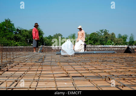Les villageois de combiner leurs forces pour travailler sur la construction d'une maison neuve à Java en Indonésie Banque D'Images