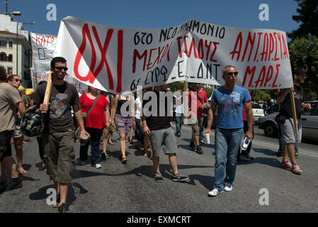 Thessaloniki, Grèce, 15 juillet 2015. Mars protestataires à Thessalonique, Grèce du nord, contre les nouvelles mesures d'austérité que le Parlement votera sur ce soir. Le principal syndicat du secteur public ADEDY a également appelé une grève de 24 heures aujourd'hui, d'exhorter à ne pas de MP de retour cette troisième renflouement. Credit : Orhan Tsolak/Alamy Live News Banque D'Images