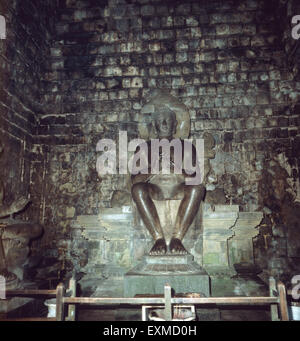 Eine Tempelanlage Buddha-Statue dans der buddhistische Mendut Magelang nahe auf Java, Indonesien 1980er Jahre. Une statue de Bouddha du temple bouddhiste Mendut complexe près de Magelang sur l'île de Java, Indonésie 80. Banque D'Images