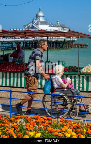 Vieille Femme dans un fauteuil roulant, Eastbourne, Sussex, UK Banque D'Images