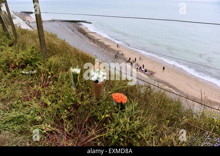 Brighton UK Mercredi 15 juillet 2015 - Des fleurs par des amis en haut de falaises Ovingdean juste à l'est de Brighton près de l'endroit où le musicien Nick Cave fils Arthur (15) est passé de et est décédé le mardi Crédit : Simon Dack/Alamy Live News Banque D'Images