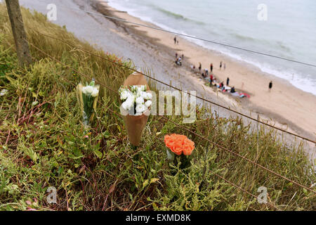 Brighton UK Mercredi 15 juillet 2015 - Des fleurs par des amis en haut de falaises Ovingdean juste à l'est de Brighton près de l'endroit où le musicien Nick Cave fils Arthur (15) est passé de et est décédé le mardi Banque D'Images