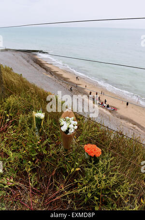 Brighton UK Mercredi 15 juillet 2015 - Des fleurs par des amis en haut de falaises Ovingdean juste à l'est de Brighton près de l'endroit où le musicien Nick Cave fils Arthur (15) est passé de et est décédé le mardi Banque D'Images