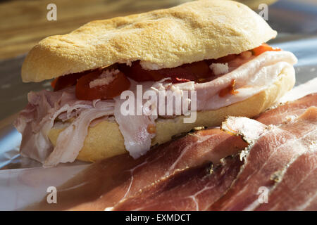 Sandwich avec jambon de Parme et jambon cuit Italien Banque D'Images