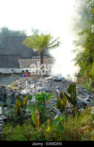 Une épaisse fumée d'un feu de joie sur la pollution de l'air par le sol des déchets dans un village de java indonésie Banque D'Images