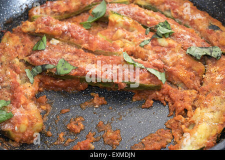 Courgette farcie avec remplissage de thon et sautés au four Banque D'Images