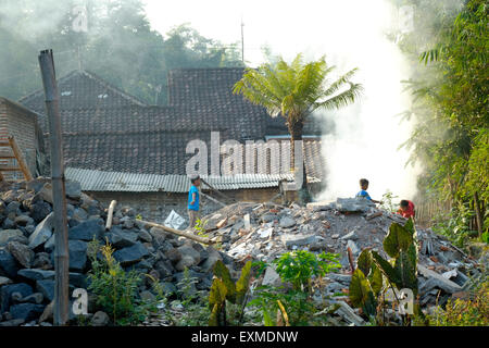 Une épaisse fumée d'un feu de joie sur la pollution de l'air par le sol des déchets dans un village de java indonésie Banque D'Images