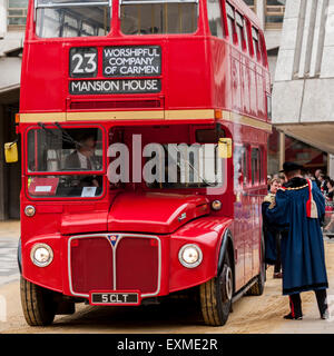 Londres, Royaume-Uni. 15 juillet 2015. Un Routemaster bus à impériale, conduite par le commissaire sortant TFL, Sir Peter Hendy, dont le dernier jour avec TFL est aujourd'hui, reçoit de sa marque. Historique Le marquage des charrettes, géré par la Worshipful Company of Carmen, a eu lieu à Guildhall. Les charrettes à cheval à vapeur, et comme tous les modes de transport modernes a reçu une marque comme partie de la cérémonie. Crédit : Stephen Chung / Alamy Live News Banque D'Images