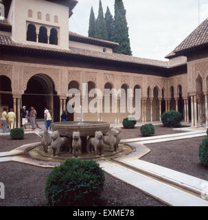Ein Besuch der Alhambra de Grenade, Fuerteventura, Espagne années 80 er Jahre. Visite de l'Alhambra à Grenade, Andalousie, Espagne 80. Banque D'Images
