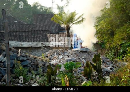 Une épaisse fumée d'un feu de joie sur la pollution de l'air par le sol des déchets dans un village de java indonésie Banque D'Images